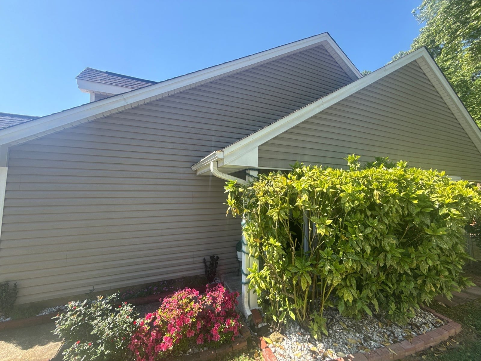 House washing and exterior window cleaning with screen service