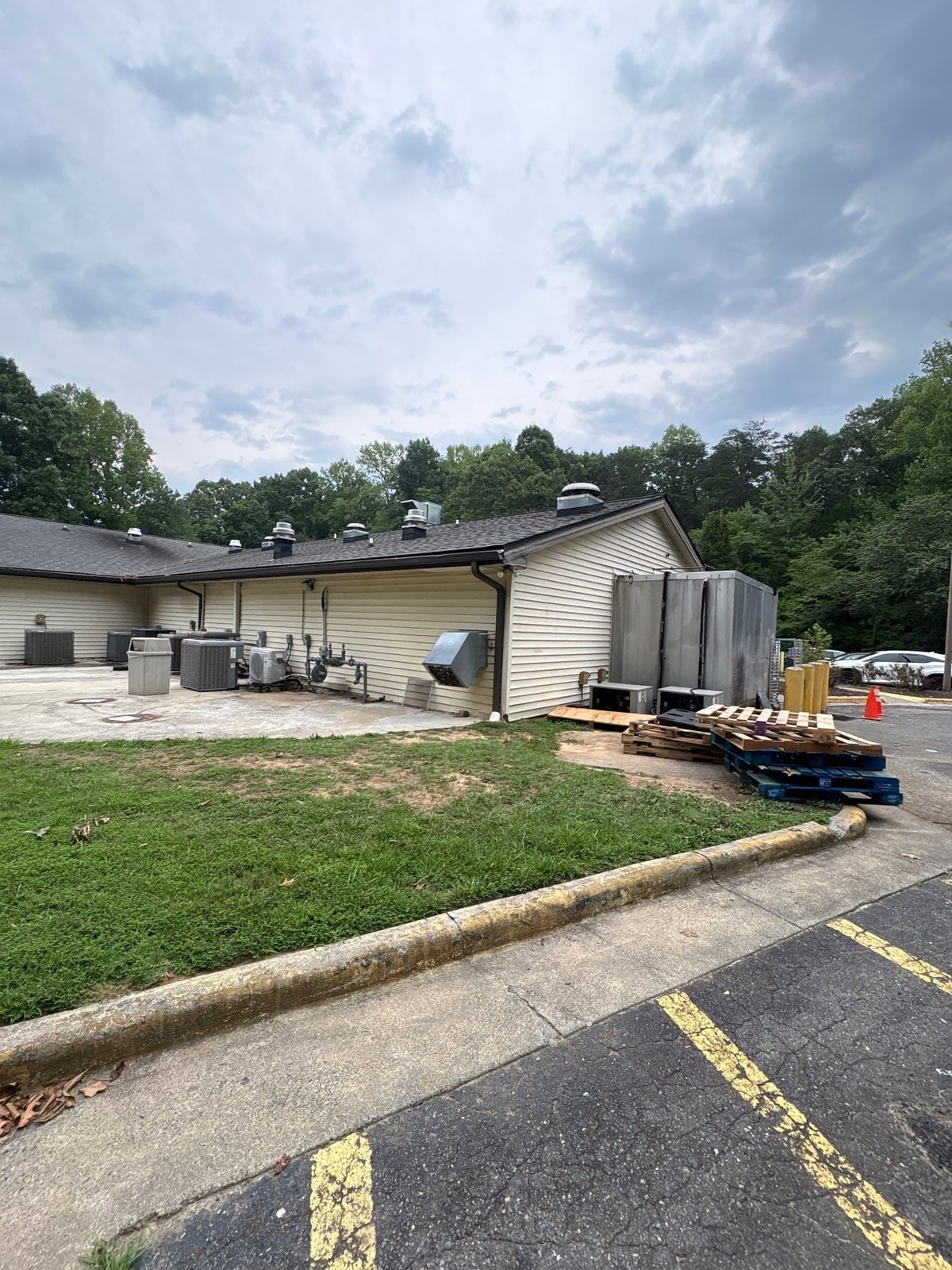 Exterior building washing and cleaning of siding and entryway