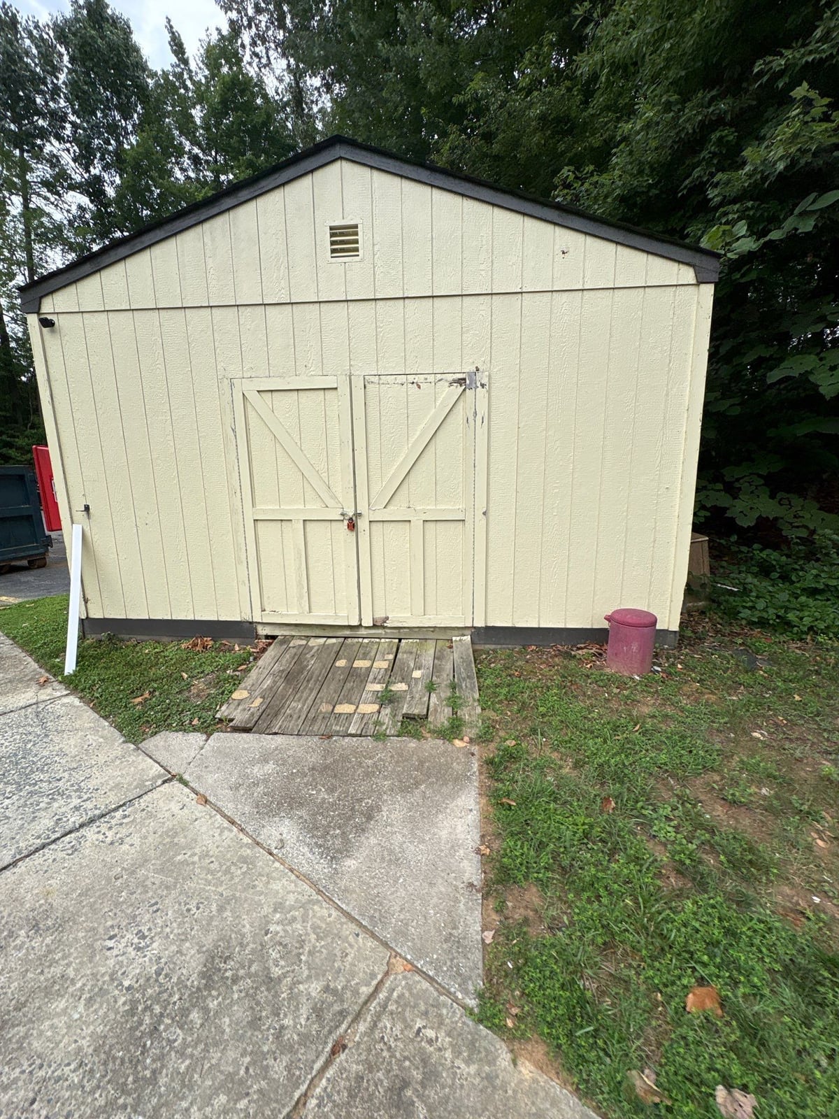 Exterior building washing and cleaning of siding and entryway