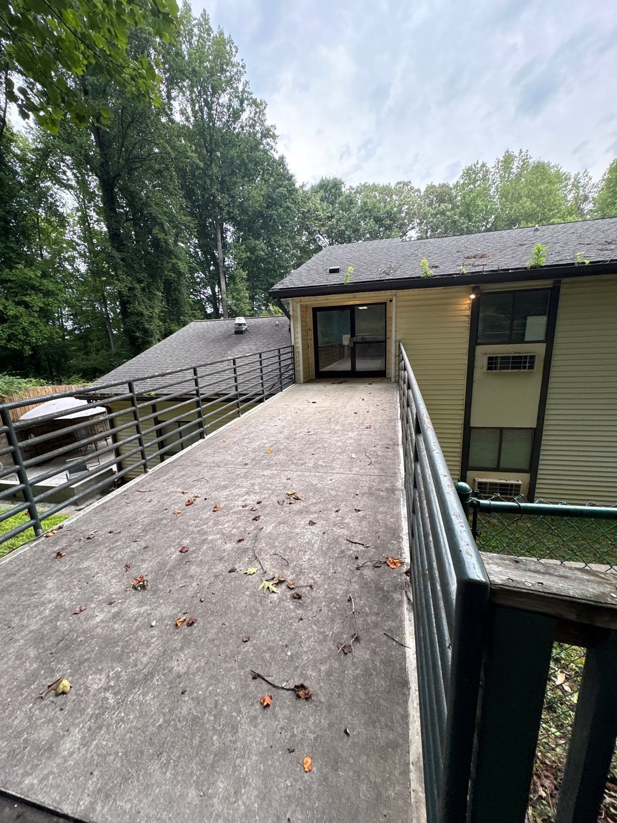 Exterior building washing and cleaning of siding and entryway