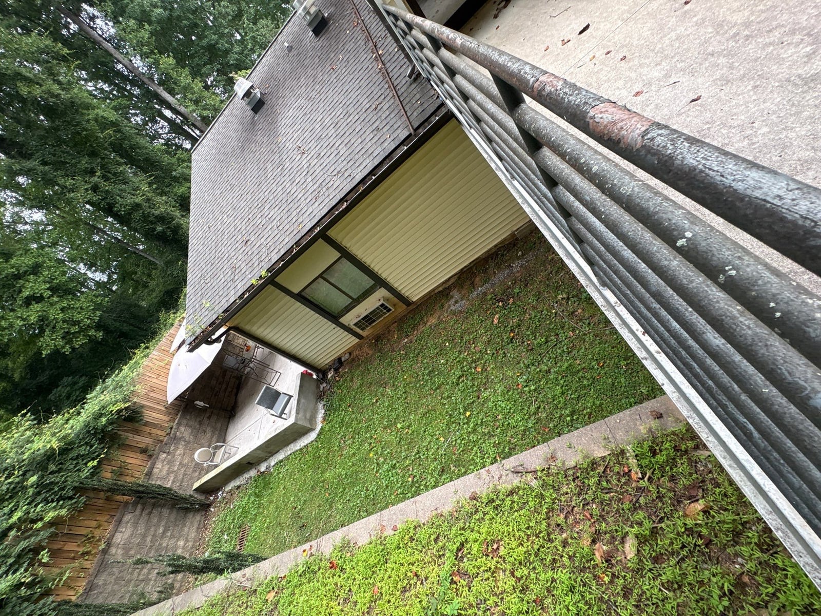 Exterior building washing and cleaning of siding and entryway