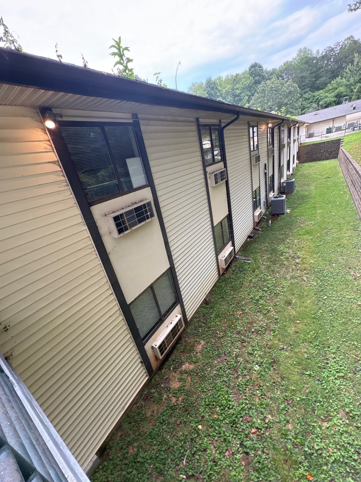 Exterior building washing and cleaning of siding and entryway