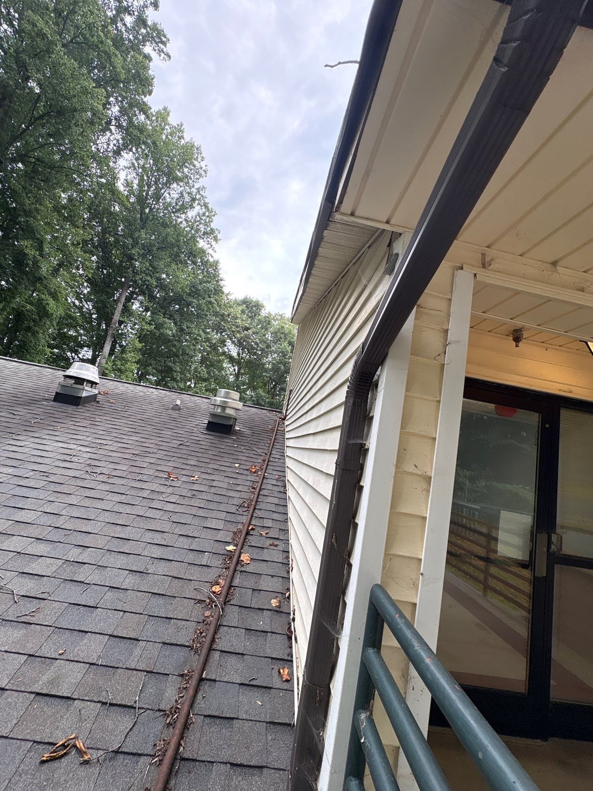 Exterior building washing and cleaning of siding and entryway