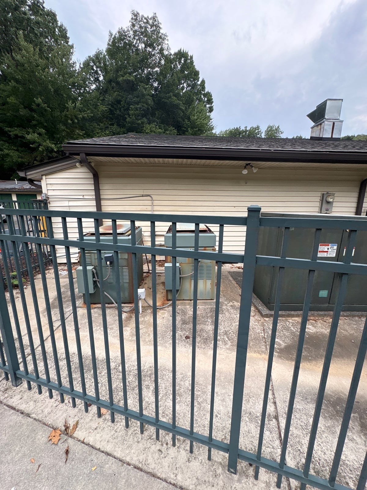 Exterior building washing and cleaning of siding and entryway