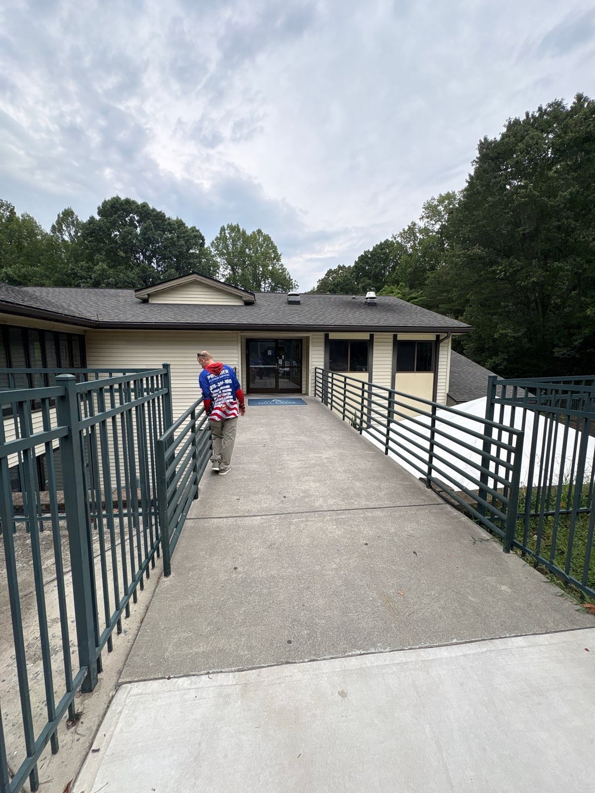 Exterior building washing and cleaning of siding and entryway