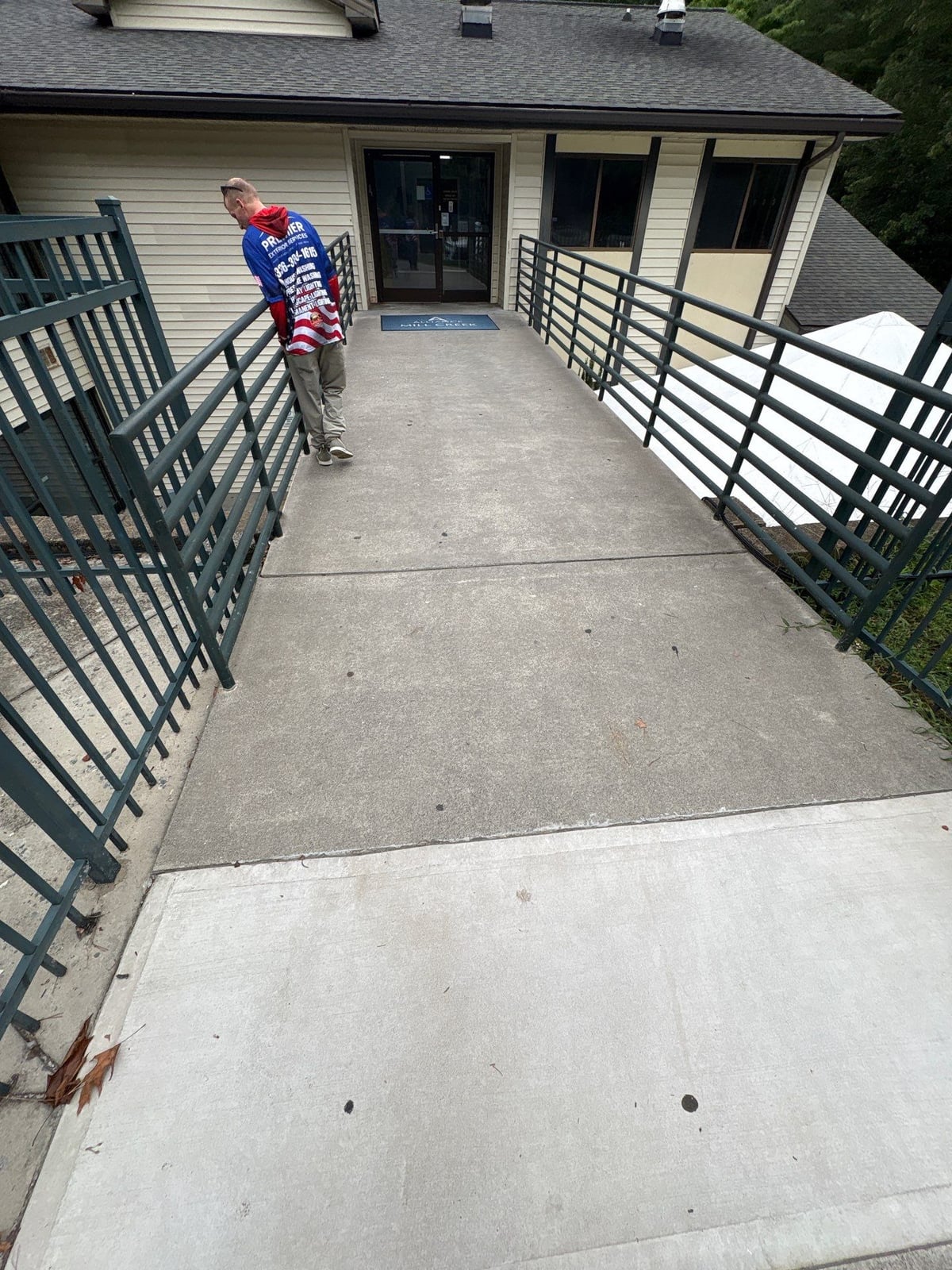 Exterior building washing and cleaning of siding and entryway
