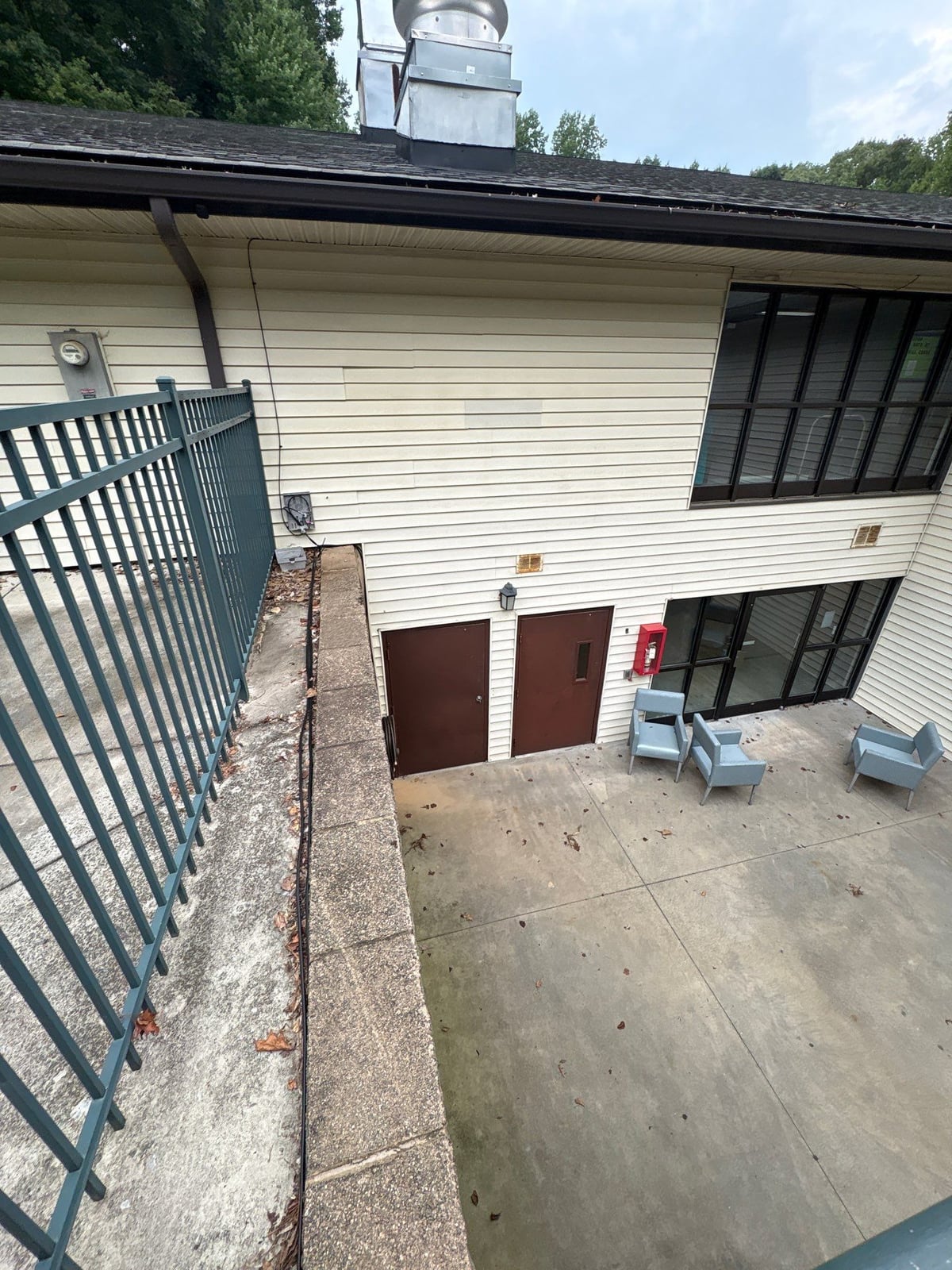 Exterior building washing and cleaning of siding and entryway