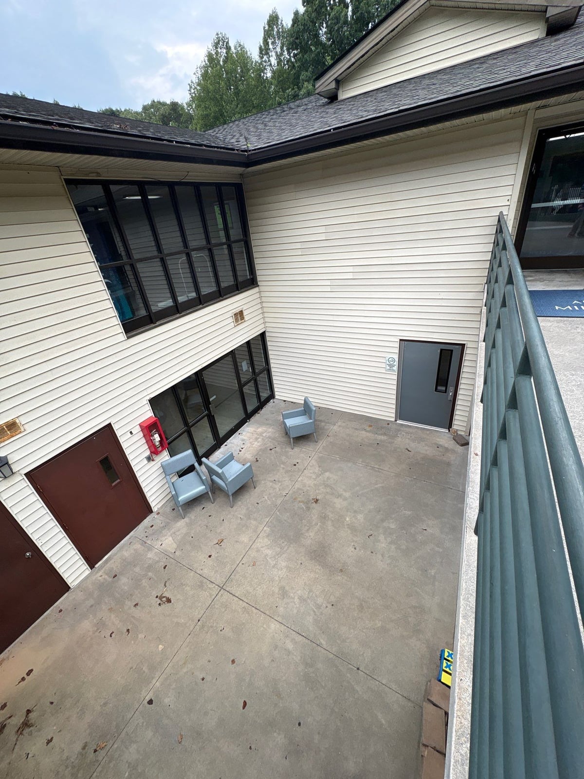 Exterior building washing and cleaning of siding and entryway