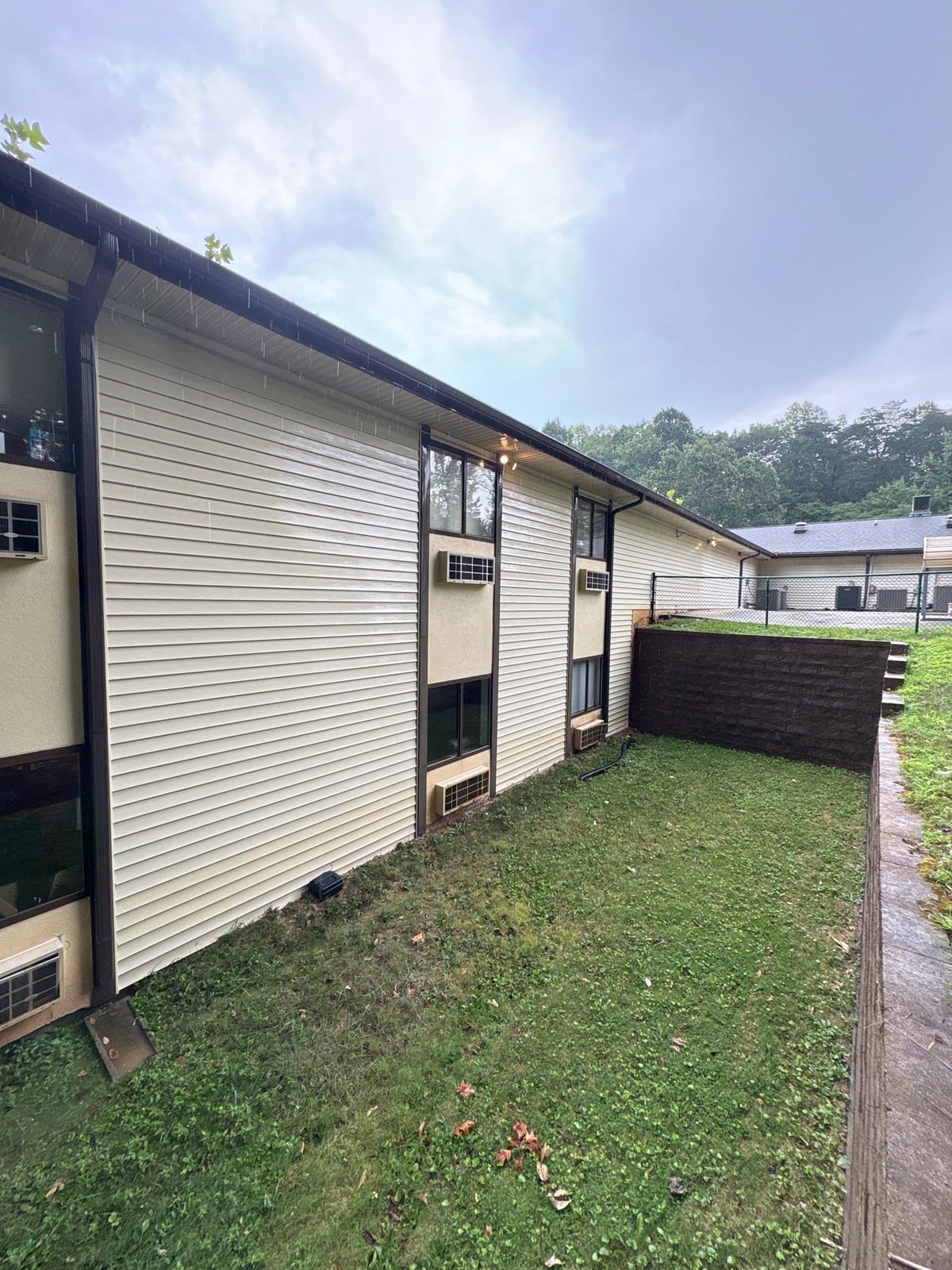 Exterior building washing and cleaning of siding and entryway