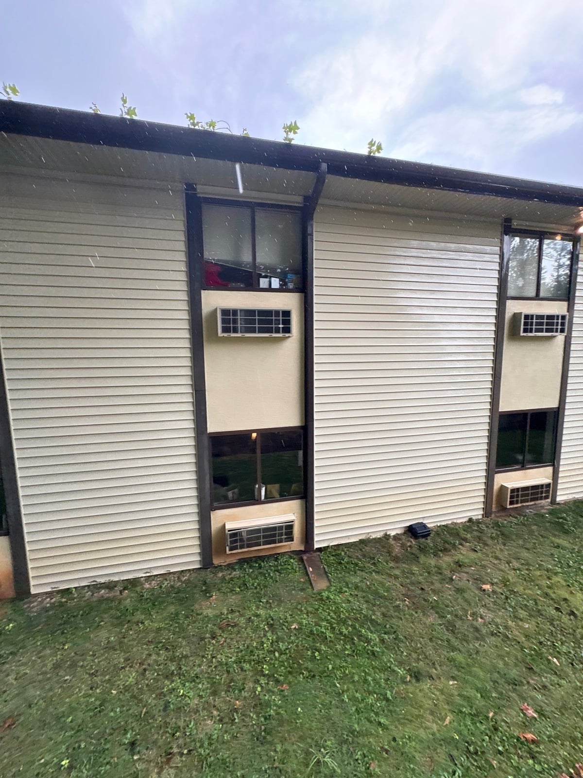 Exterior building washing and cleaning of siding and entryway
