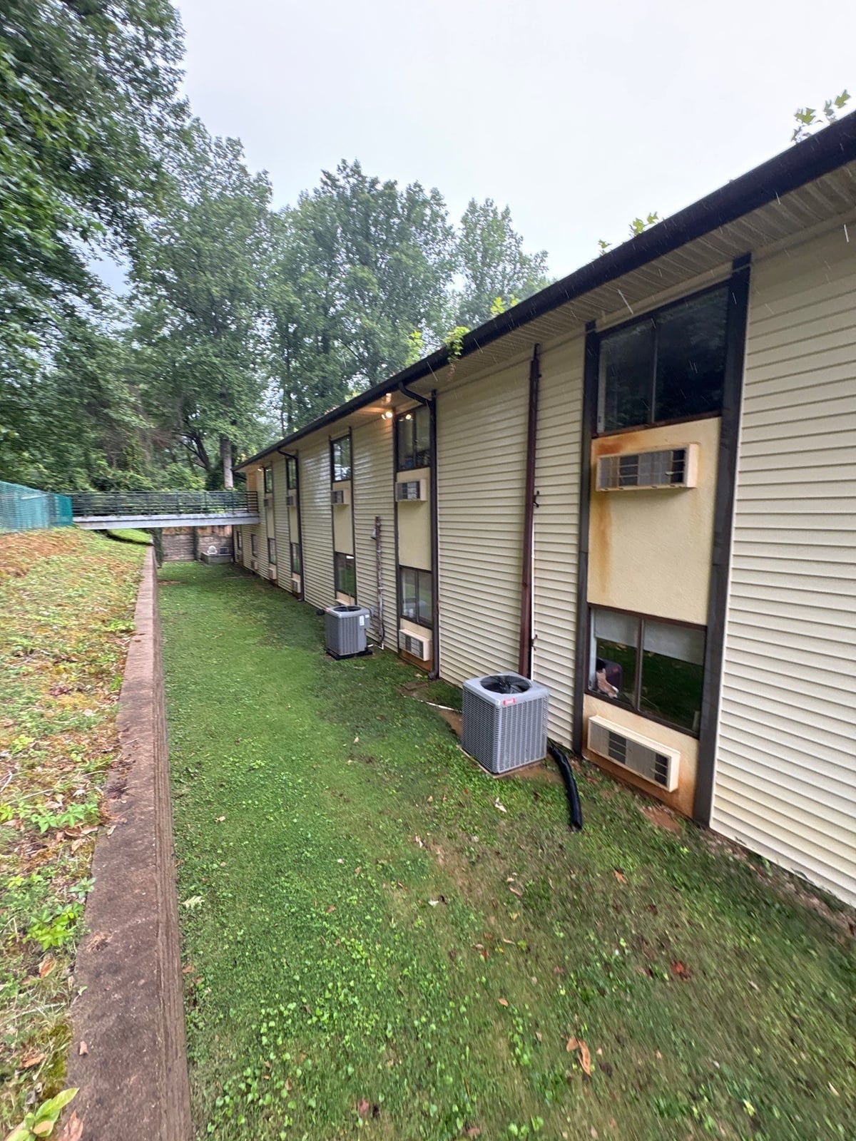 Exterior building washing and cleaning of siding and entryway