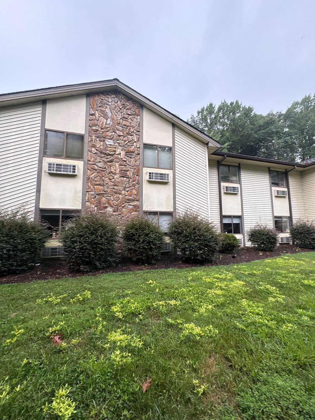 Exterior building washing and cleaning of siding and entryway