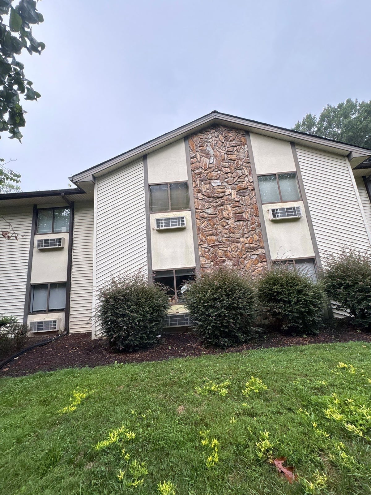 Exterior building washing and cleaning of siding and entryway