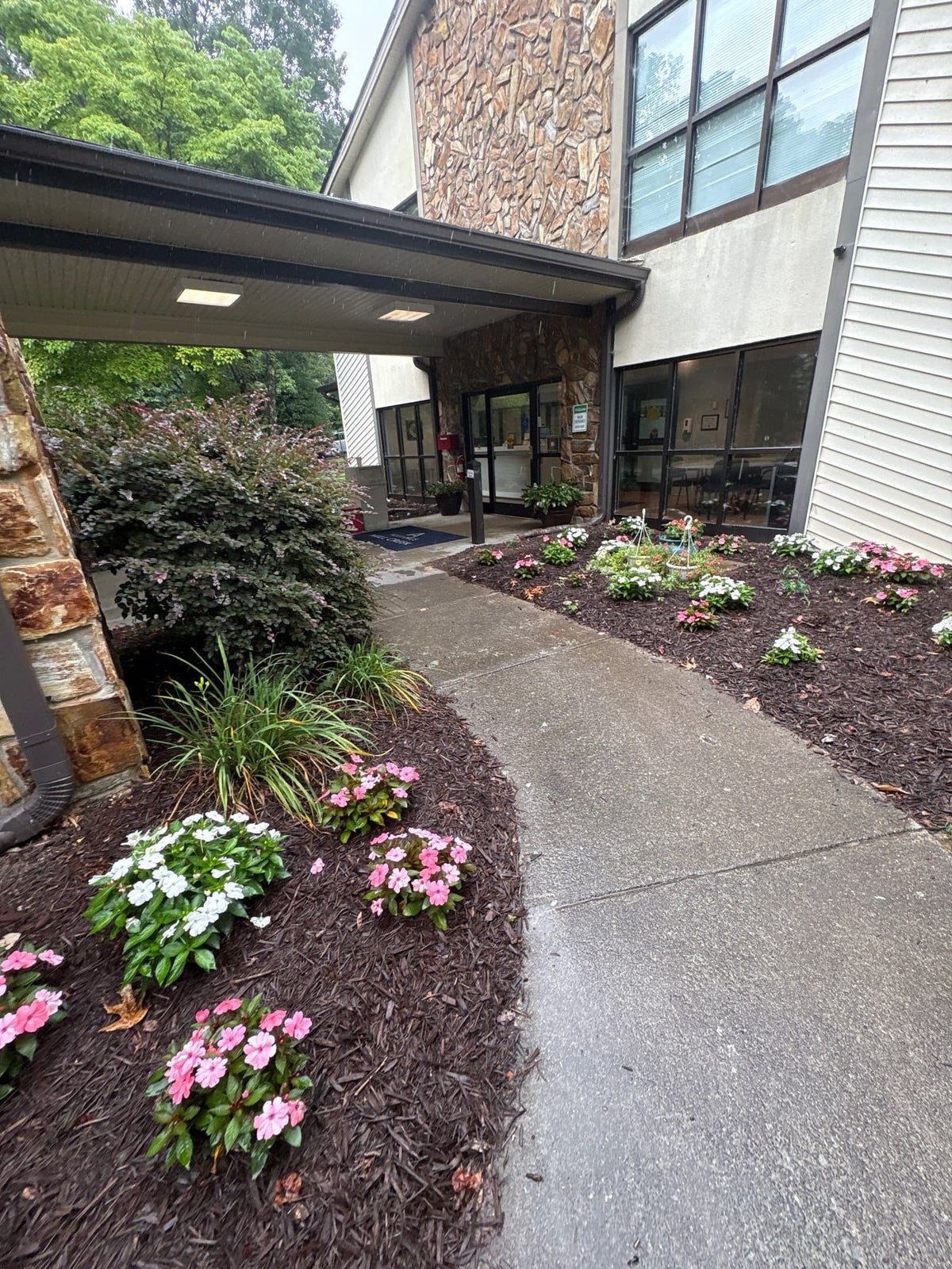 Exterior building washing and cleaning of siding and entryway