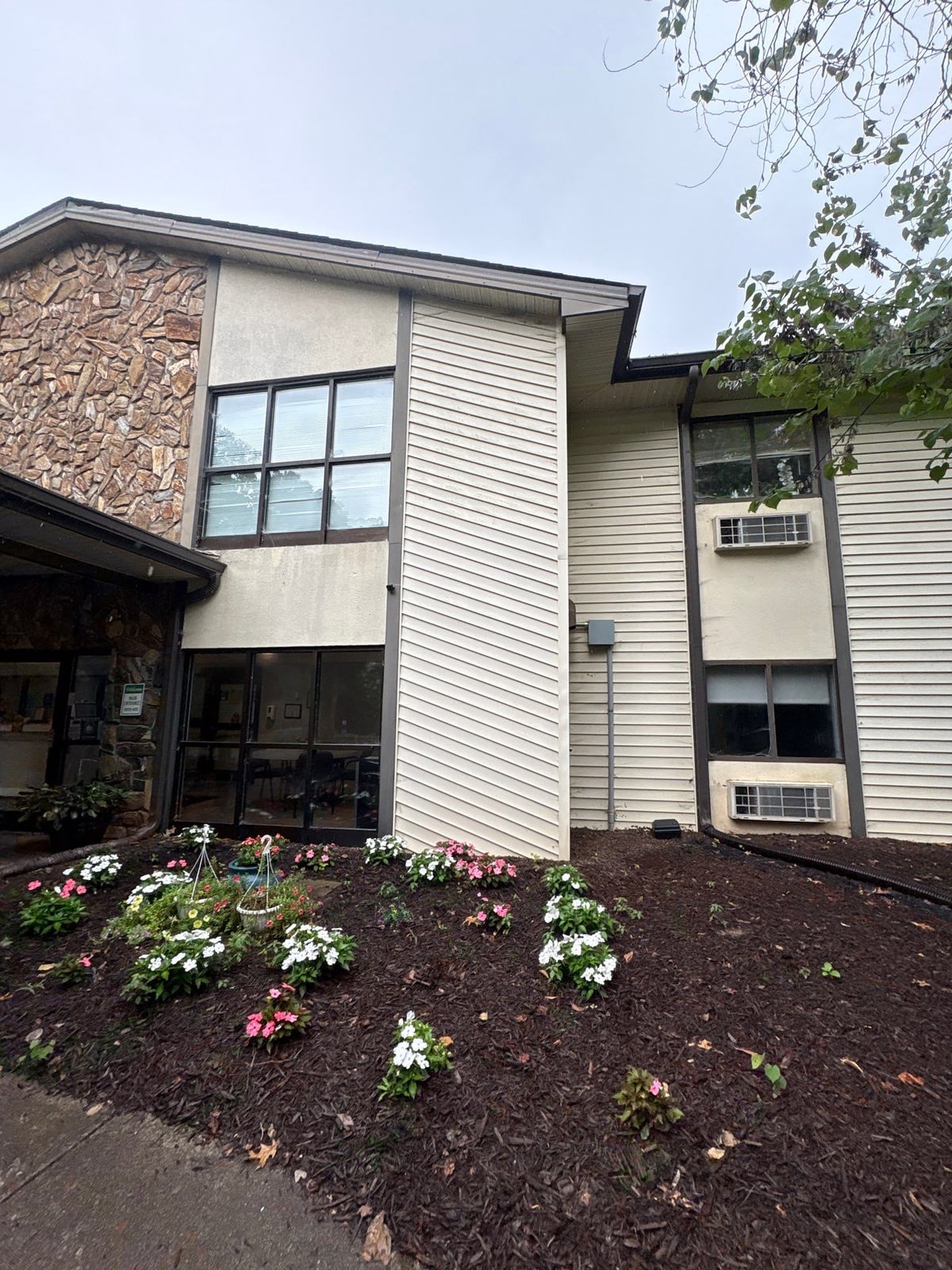 Exterior building washing and cleaning of siding and entryway