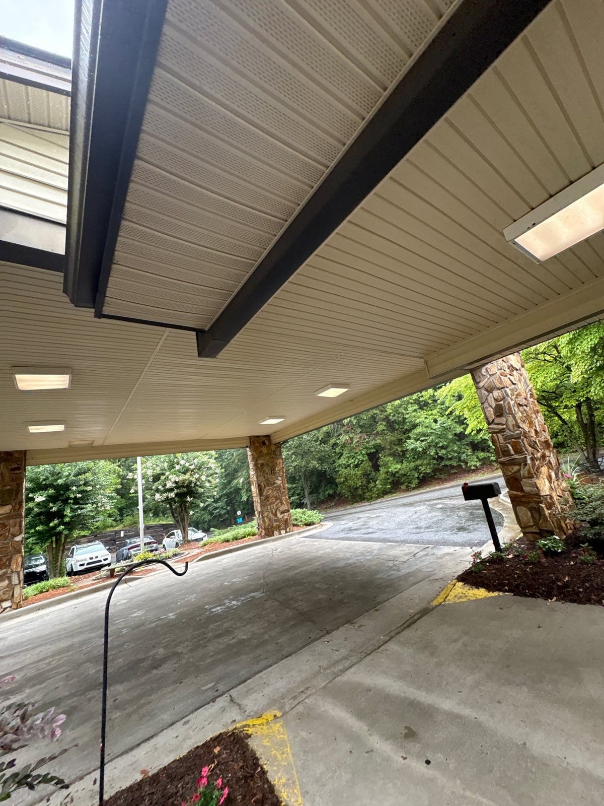 Exterior building washing and cleaning of siding and entryway