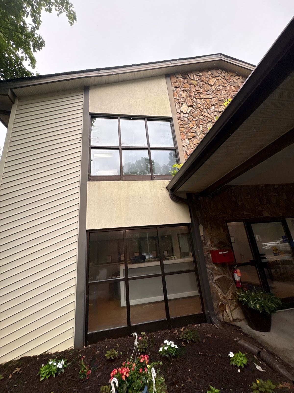 Exterior building washing and cleaning of siding and entryway