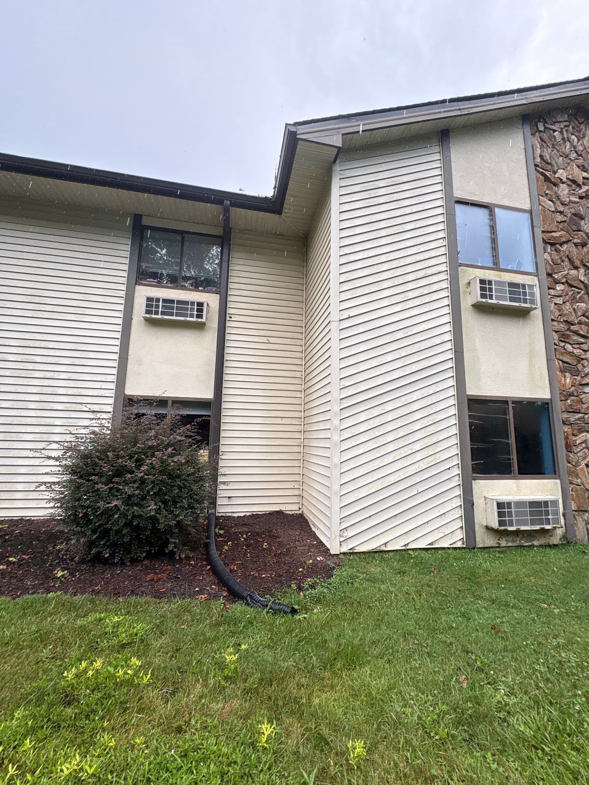 Exterior building washing and cleaning of siding and entryway