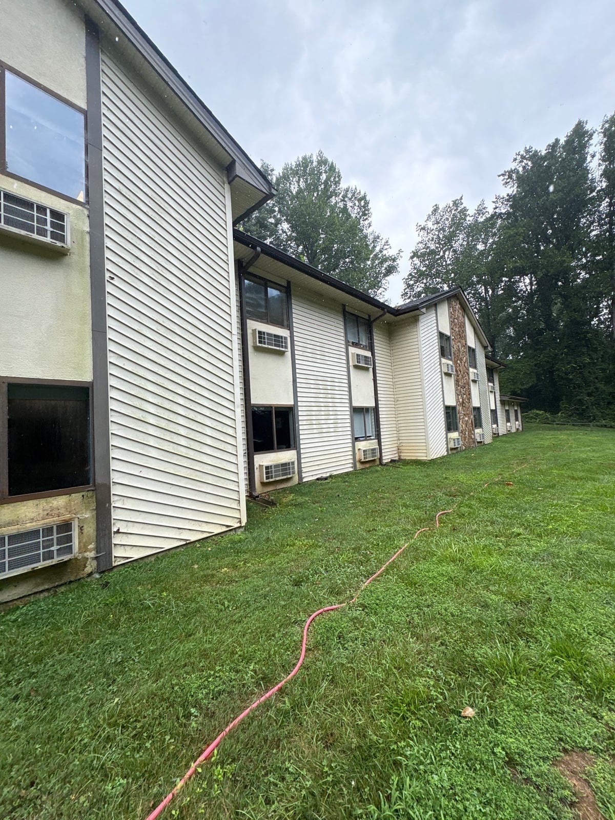 Exterior building washing and cleaning of siding and entryway