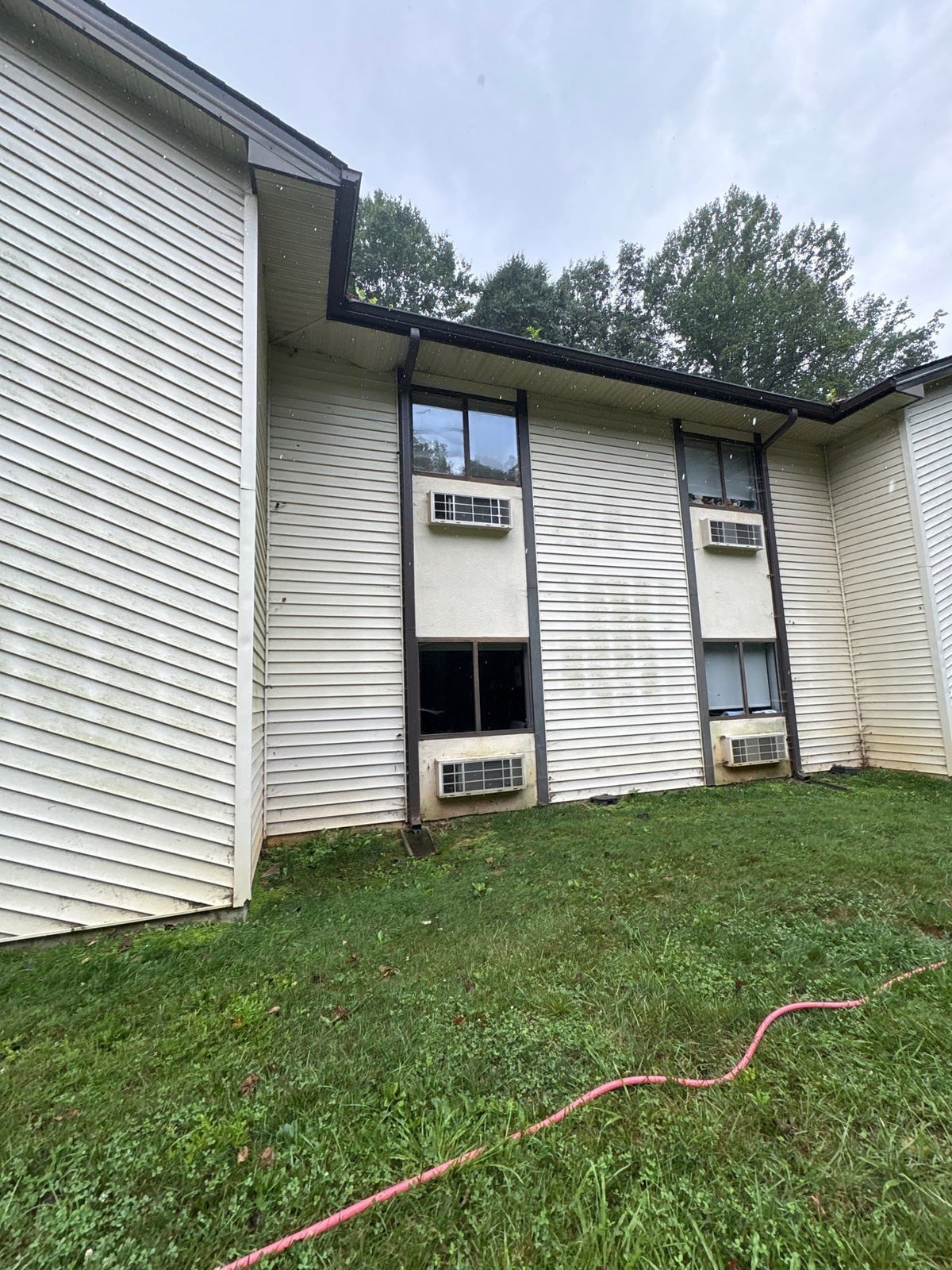 Exterior building washing and cleaning of siding and entryway