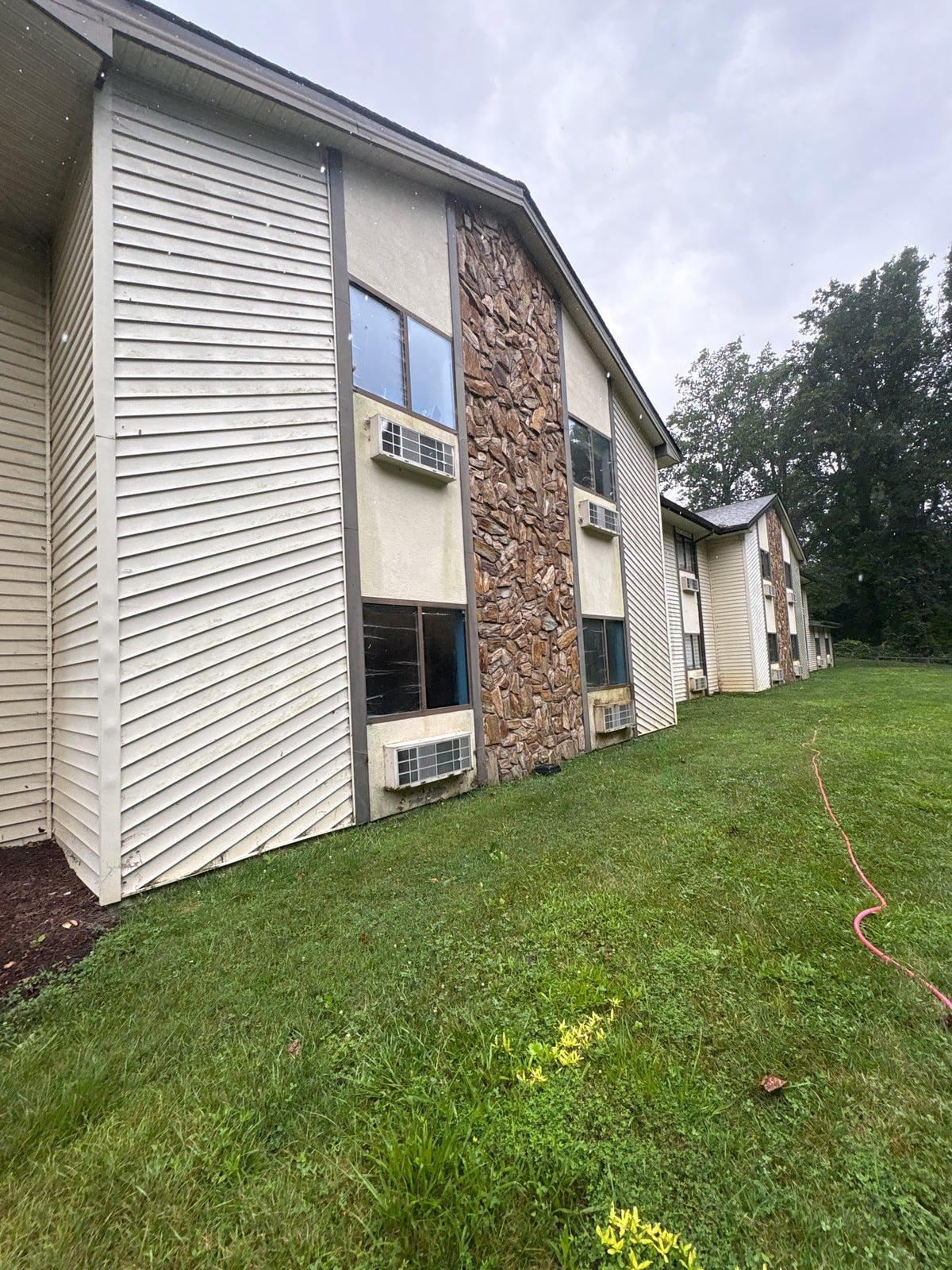 Exterior building washing and cleaning of siding and entryway