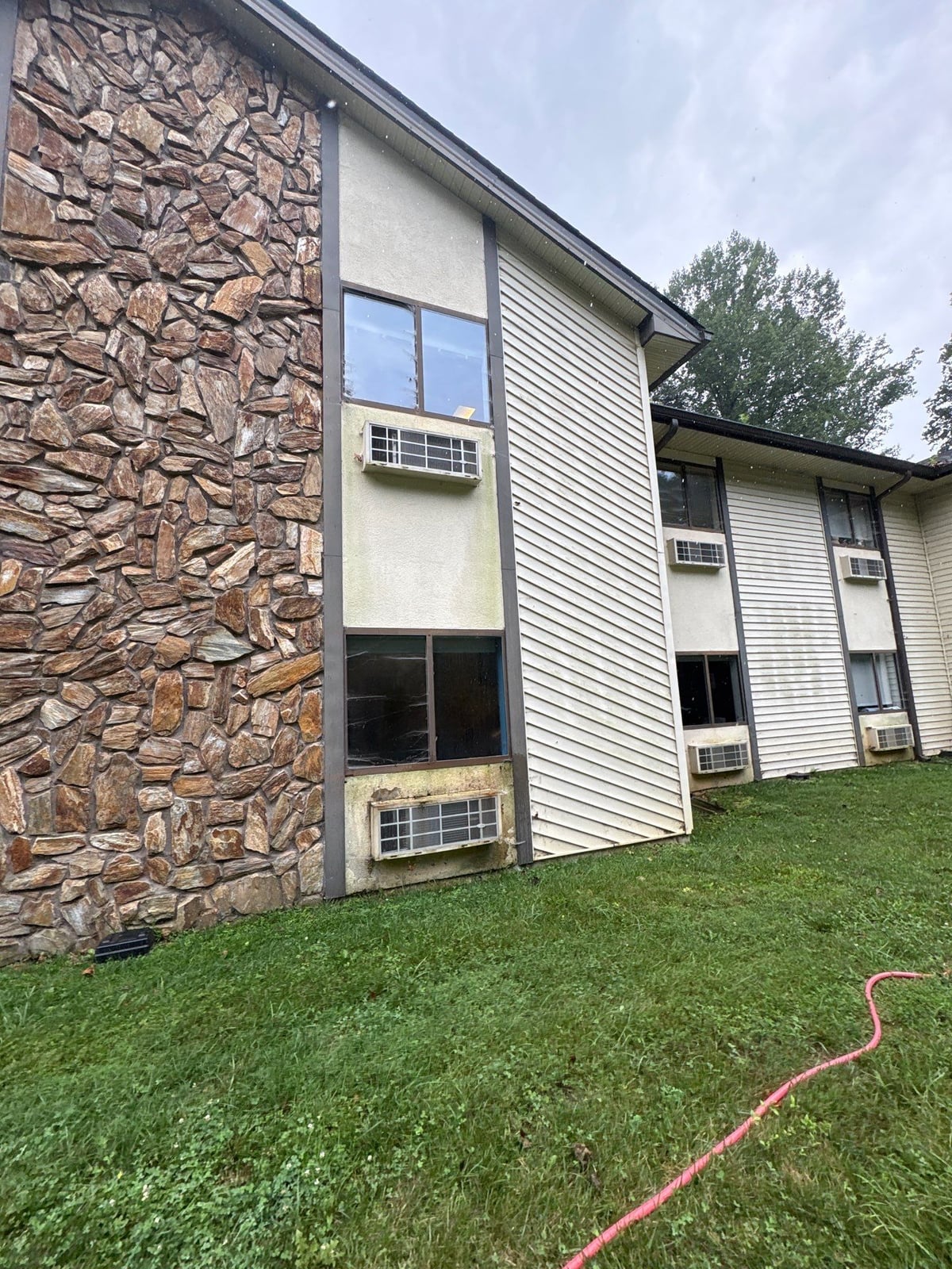Exterior building washing and cleaning of siding and entryway