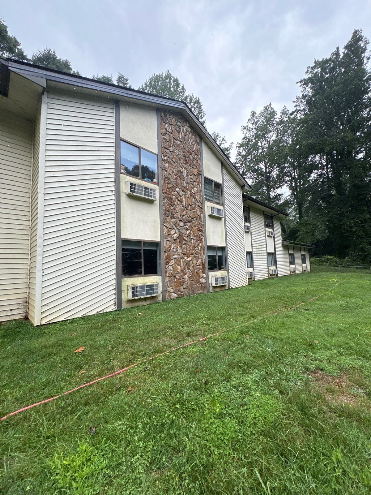 Exterior building washing and cleaning of siding and entryway