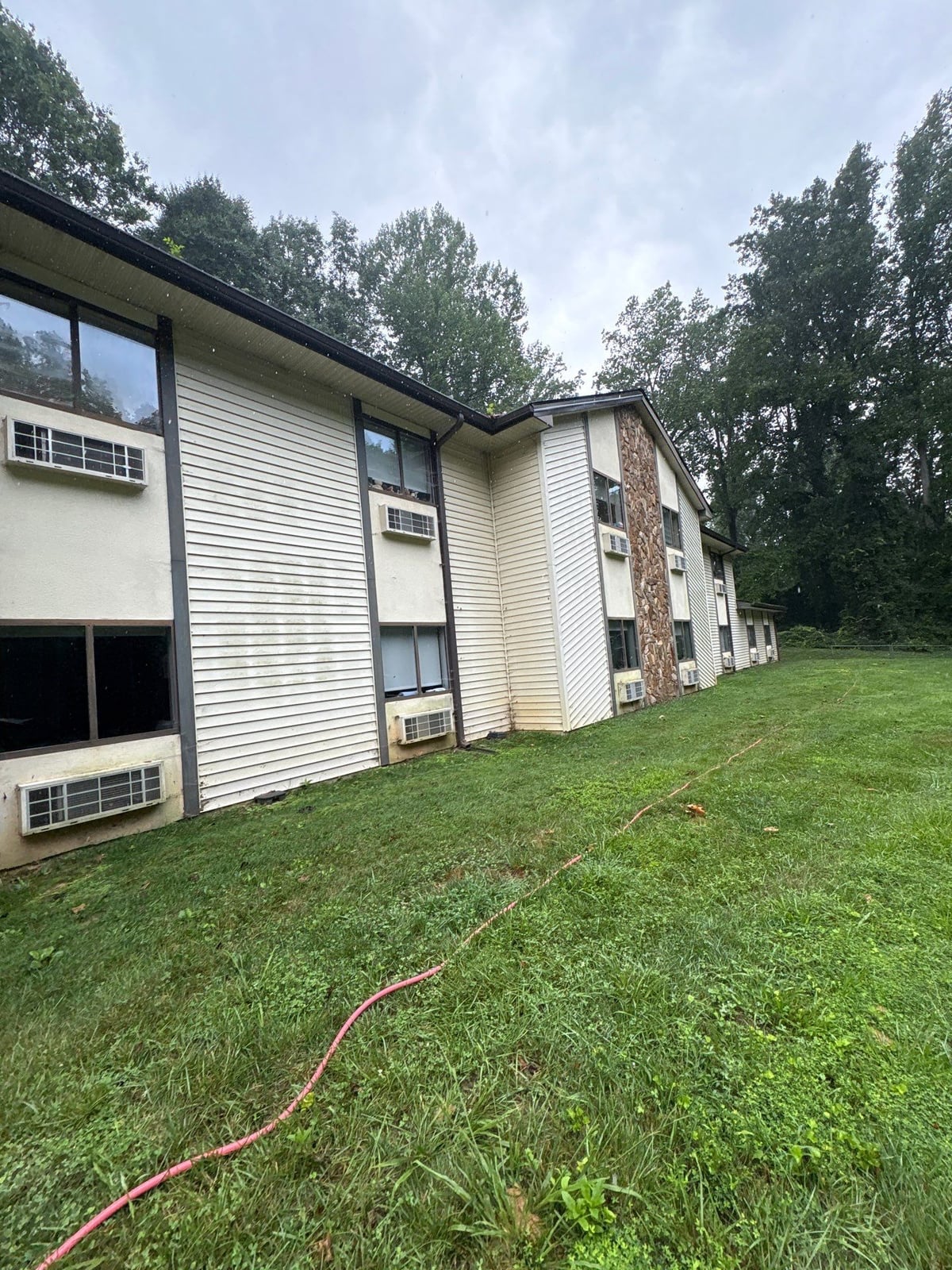 Exterior building washing and cleaning of siding and entryway