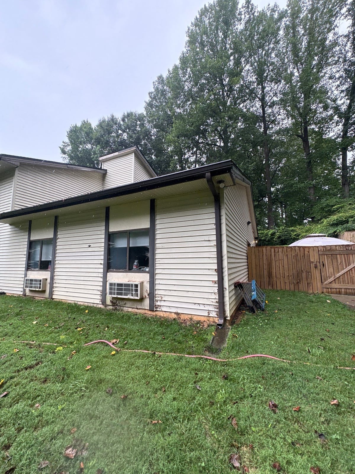 Exterior building washing and cleaning of siding and entryway