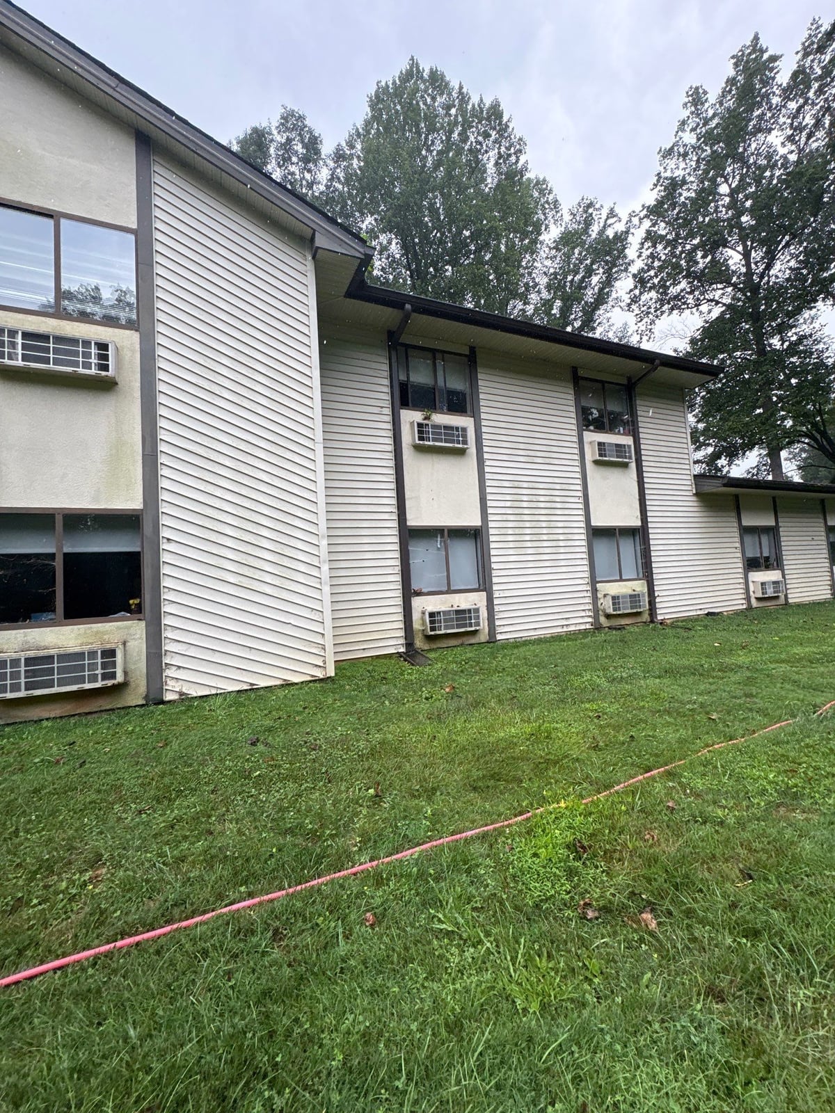 Exterior building washing and cleaning of siding and entryway