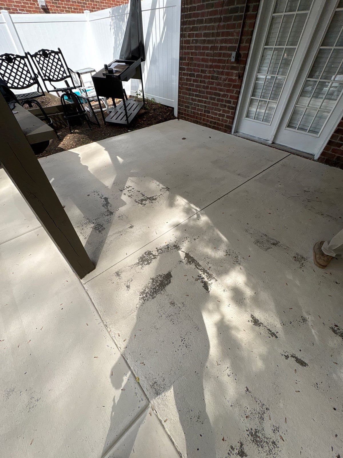 Driveway pressure washing and cleaning of concrete surfaces